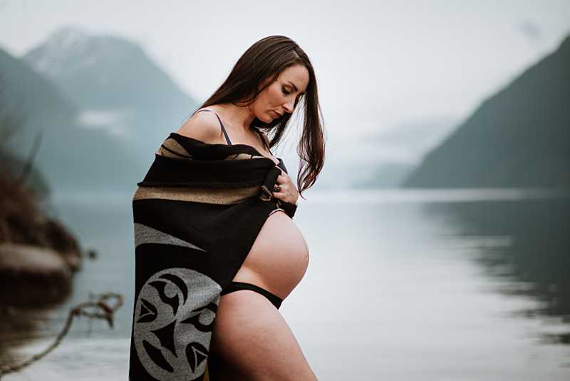 Mama expecting her first baby. Find the top Kelowna midwives.