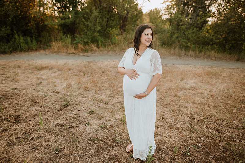 Pregnant mom in a field. Find spas in Kelowna to help you unwind.
