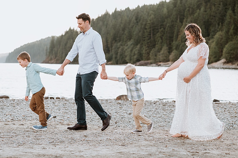 what to wear to your spring family session. Family walking along the beach at a maternity session