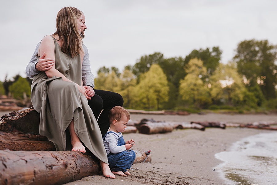 Family enjoying the beach. Find the 5 best road trips from Vancouver.