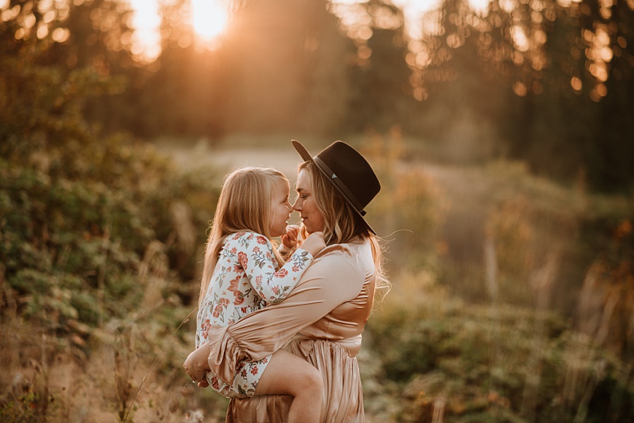 what to wear to your fall family session. Mom and daughter dressed perfectly for the occassion.
