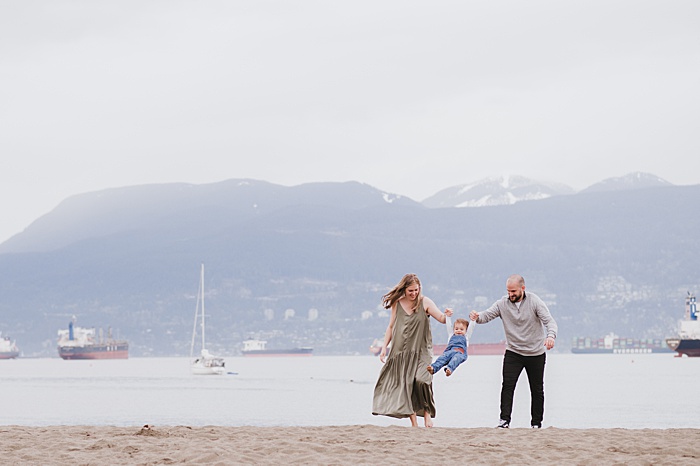 Family on the beach in Vancouver. Read here for best outfits for family photos