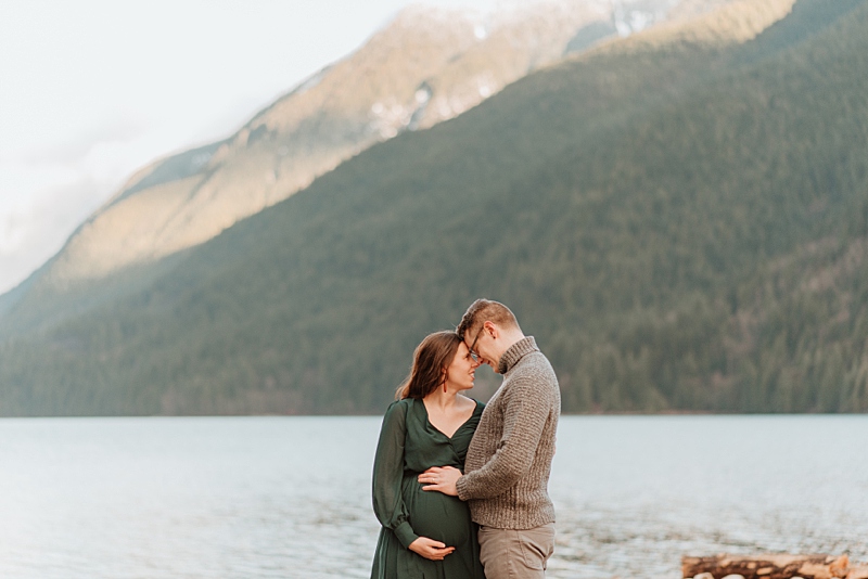 mountains and lake as backdrop for a maternity photo session in Vancouver