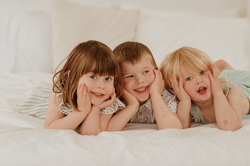 Minimalist indoor family session in Vancouver with three little kids