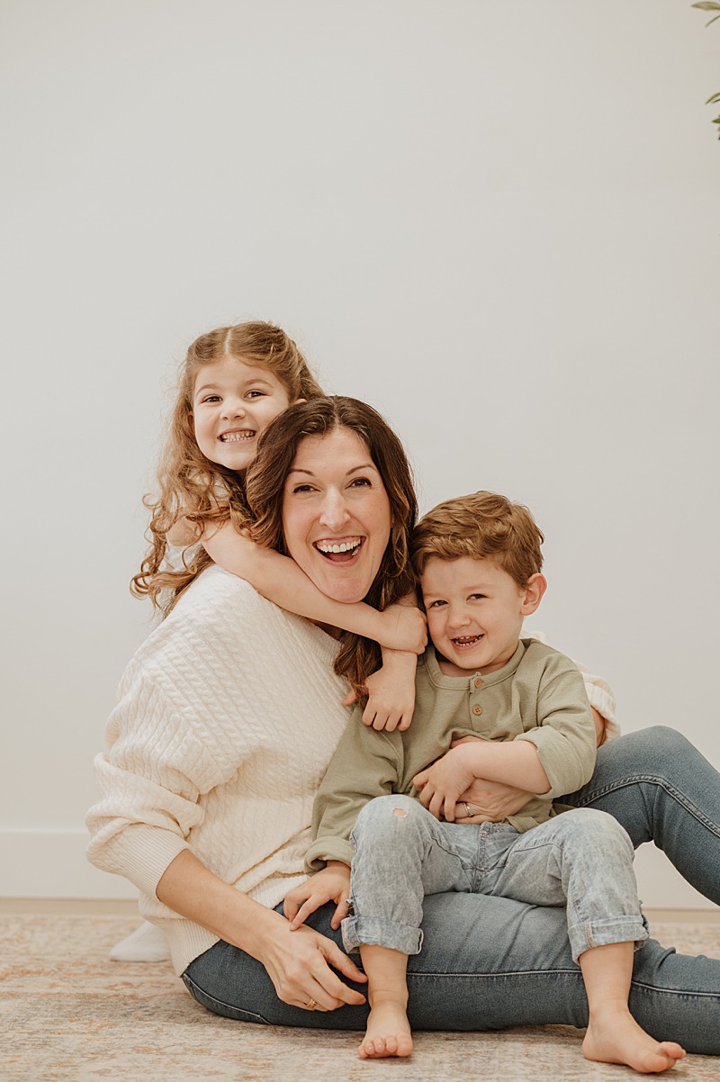 Cozy neutral clothing ideas for indoor family portraits